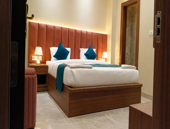 this is the 2nd bedroom of the infinity hotel in Kanpur they provide high class facilities with air conditioning and electric kettle, towels, table chair and many more
.