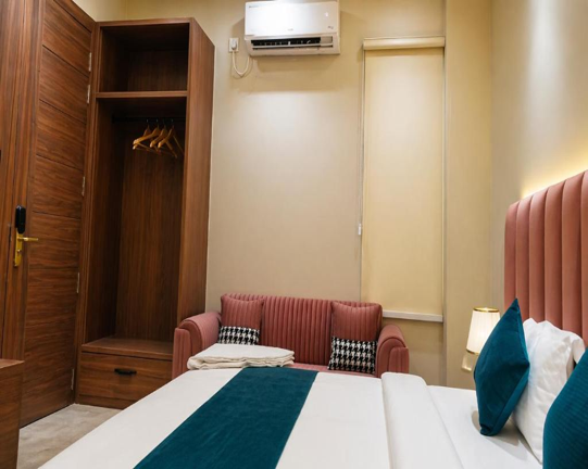 this is the 3rd bedroom of the infinity hotel kanpur .they provide rooms in cheap prices also the cheapest hotel in kanpur for families couples and corporate persons ALSO.